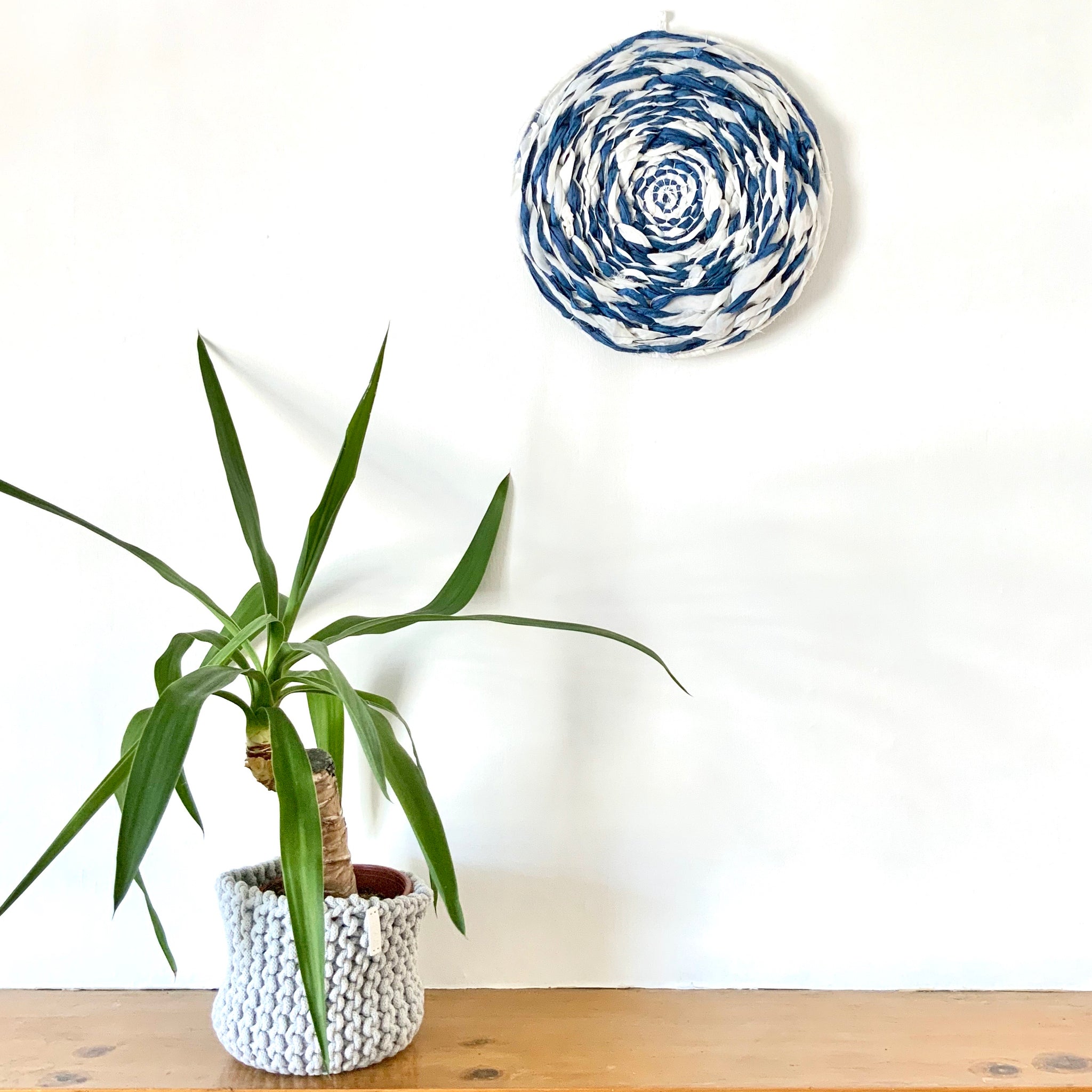 Blue and white circular silk weaving